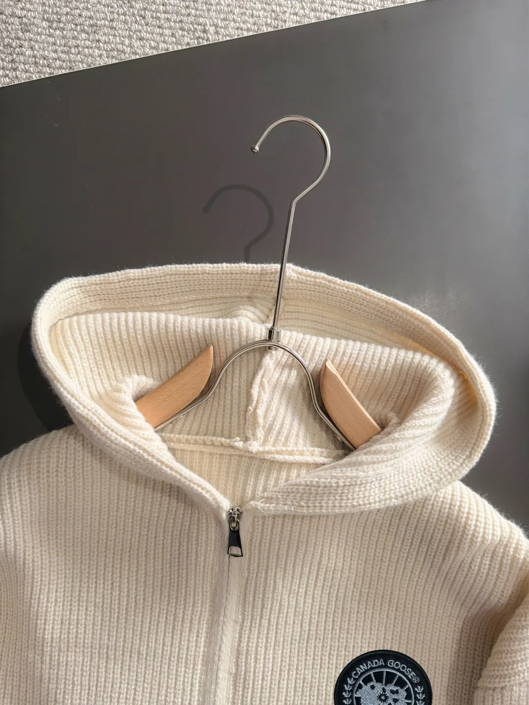 Next day shipment Big Goose high quality 2026 autumn and winter latest sweaters from the official website, on sale at the counter simultaneously Hot Sale! Specially made of wool blended fabric. It feels comfortable and can be directly in contact with the skin. The logo badge is exquisitely embroidered, which is extremely eye-catching! The details highlight the fashionable charm of big brands. Exquisite workmanship. Three-dimensional cutting style. The wearing effect is invincible and handsome! All three standards are complete! Sizes:M-3XL